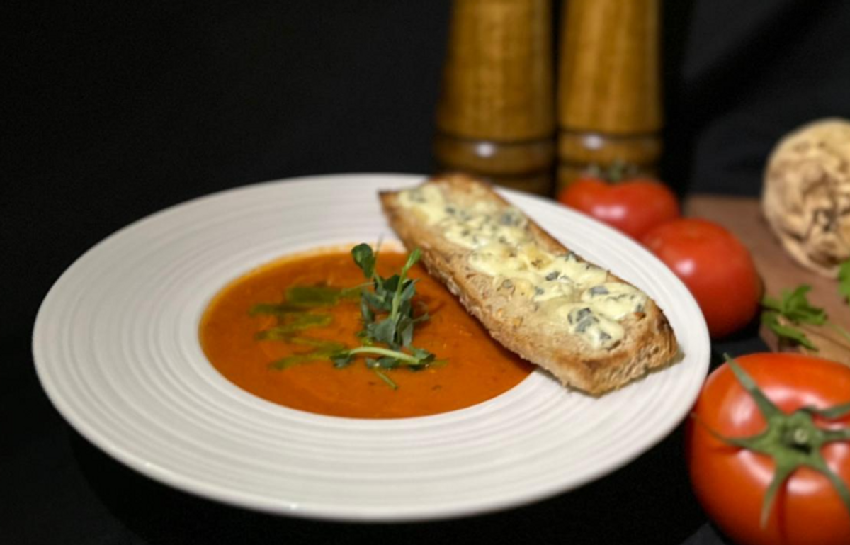 Supă Cremă de Roșii cu Baghetă